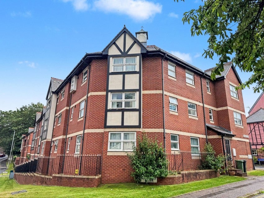Flat Melbourne Court in Exeter
