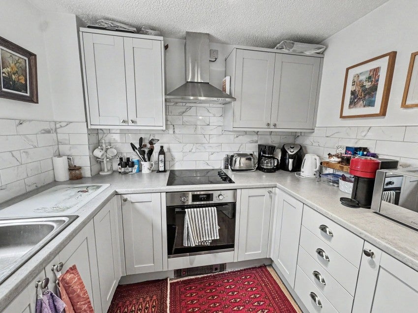 Flat Melbourne Court in Exeter