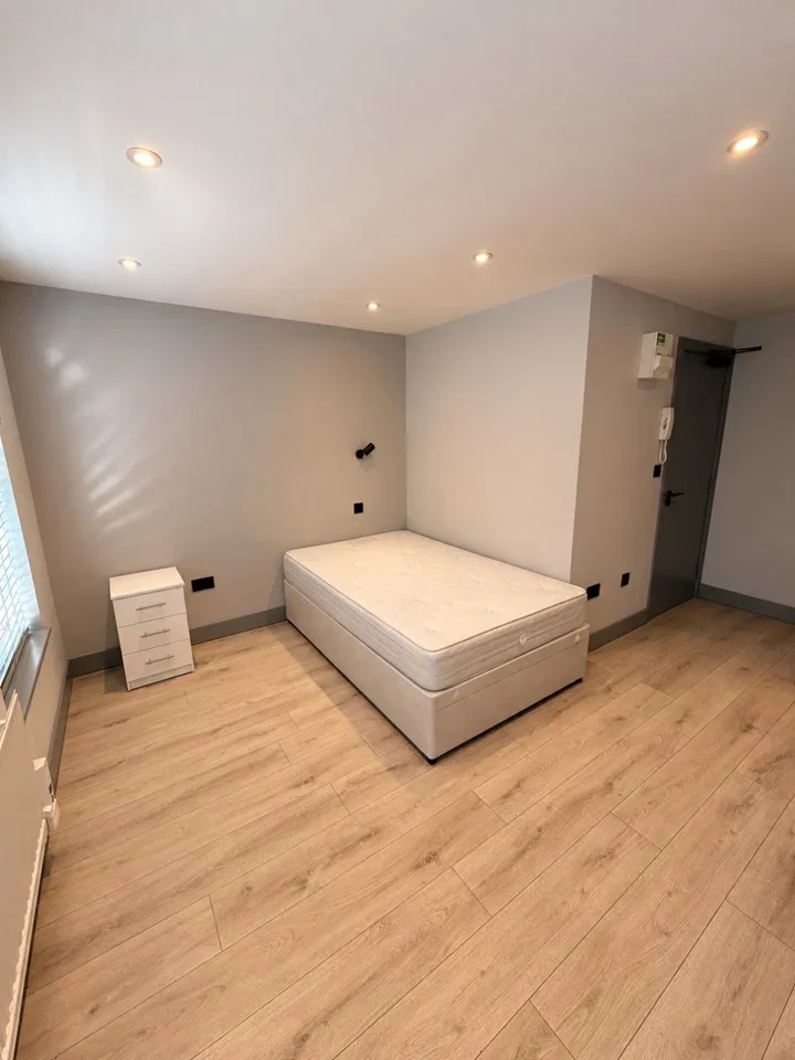 Room Longfellow Road in Greater London