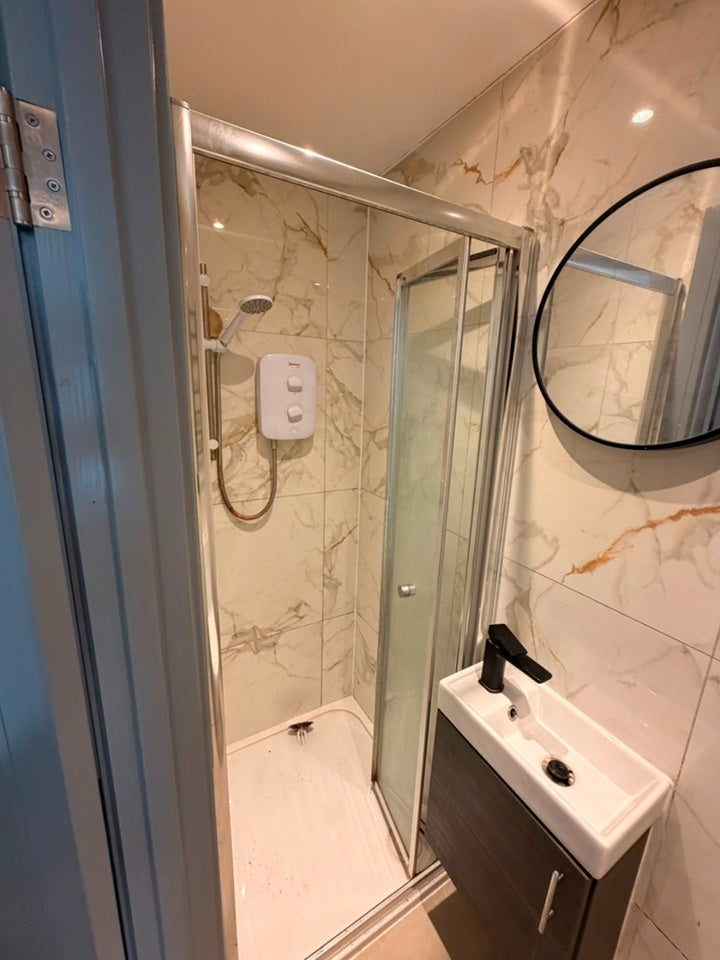 Room Longfellow Road in Greater London