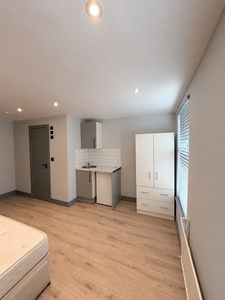 Room Longfellow Road in Greater London