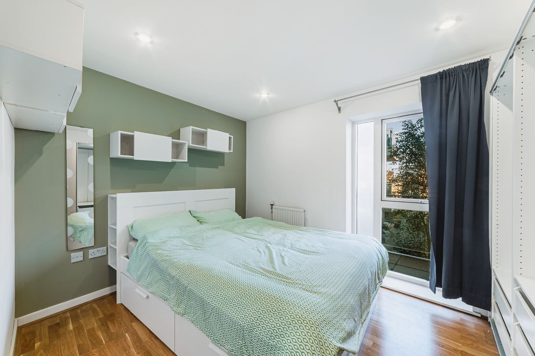 Flat Steyne Road in Greater London