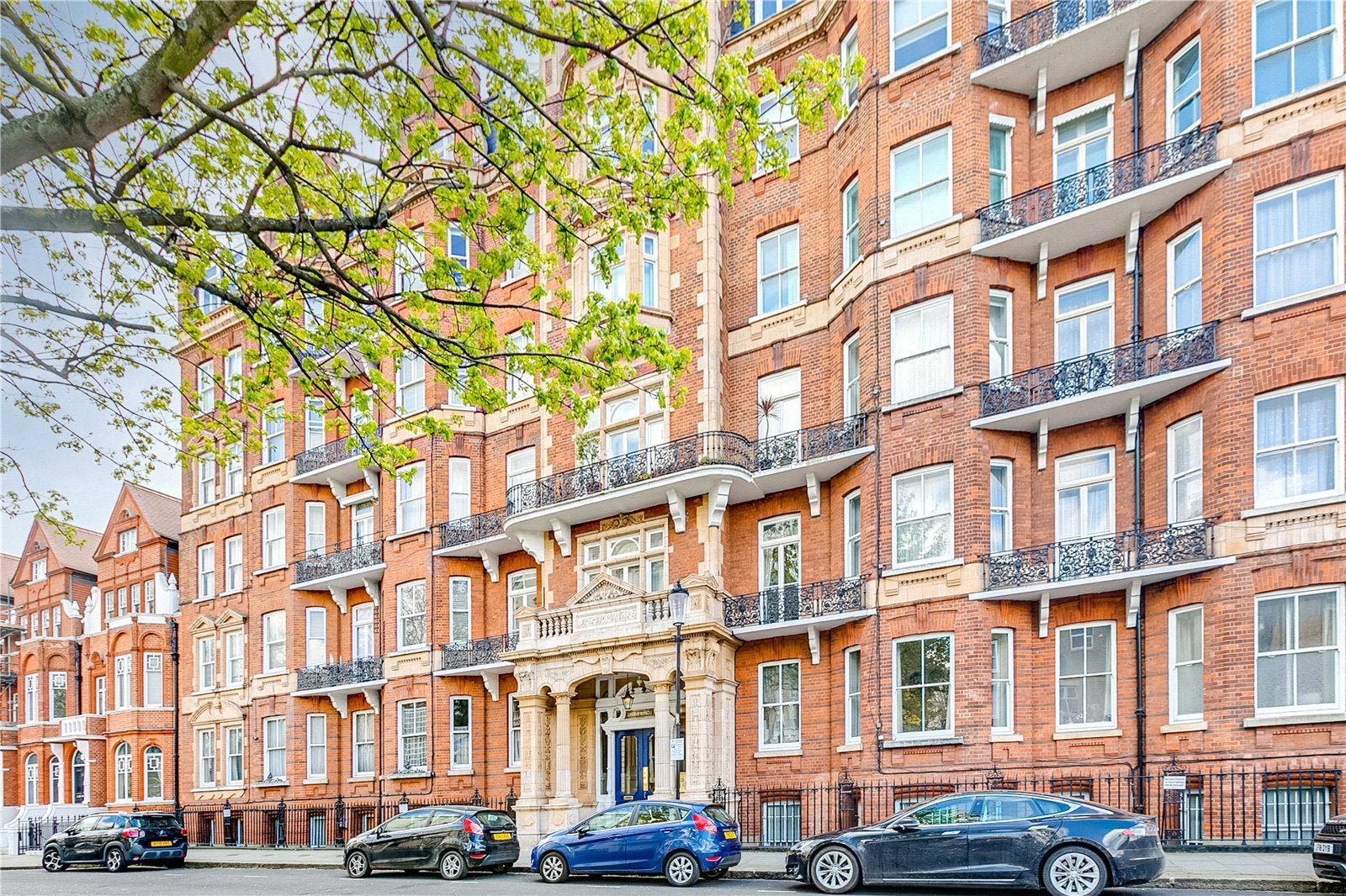 Flat Earl's Court Square in Greater London
