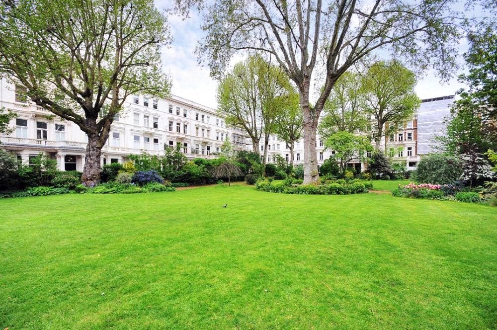 Flat Earl's Court Square in Greater London