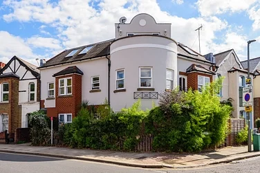 Flat Replingham Road in Greater London