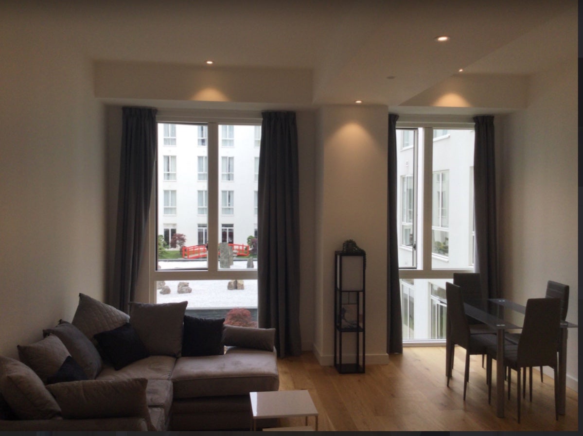 Flat Moon Street in Greater London