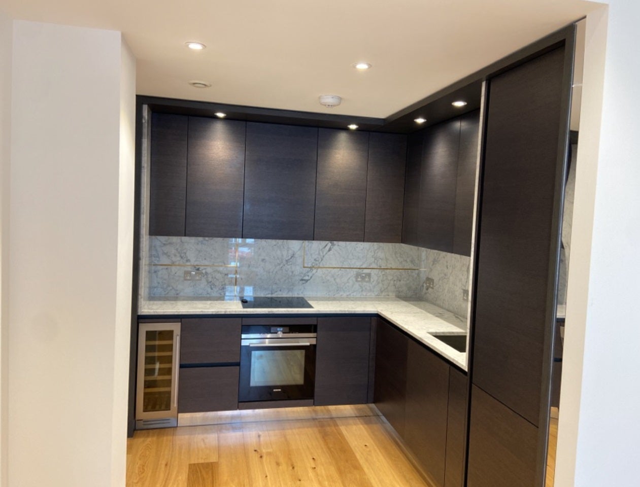 Flat Moon Street in Greater London