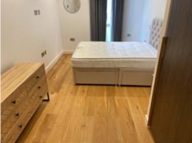 Flat Moon Street in Greater London