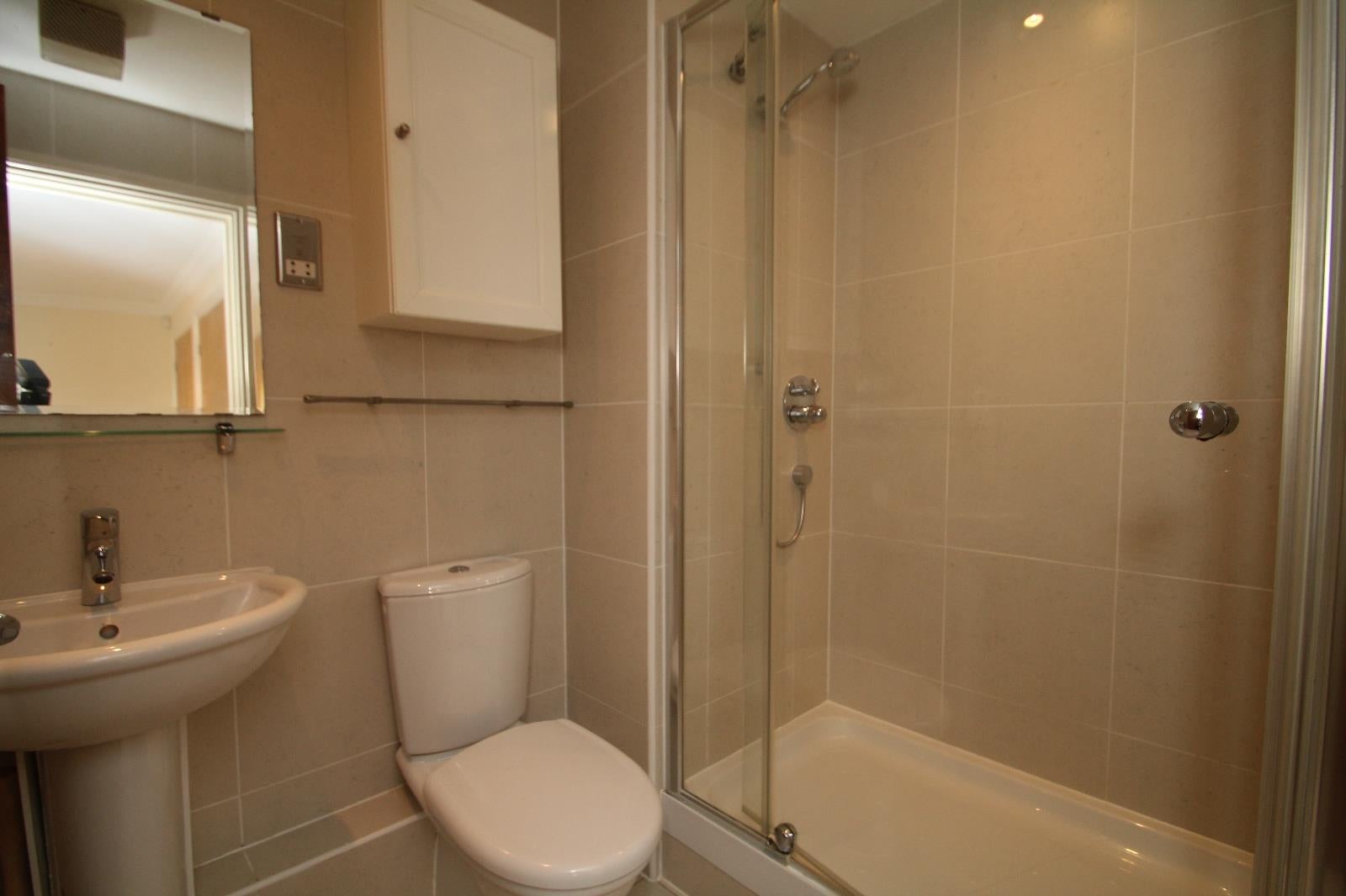 Flat Micklethwaite Grove in Leeds