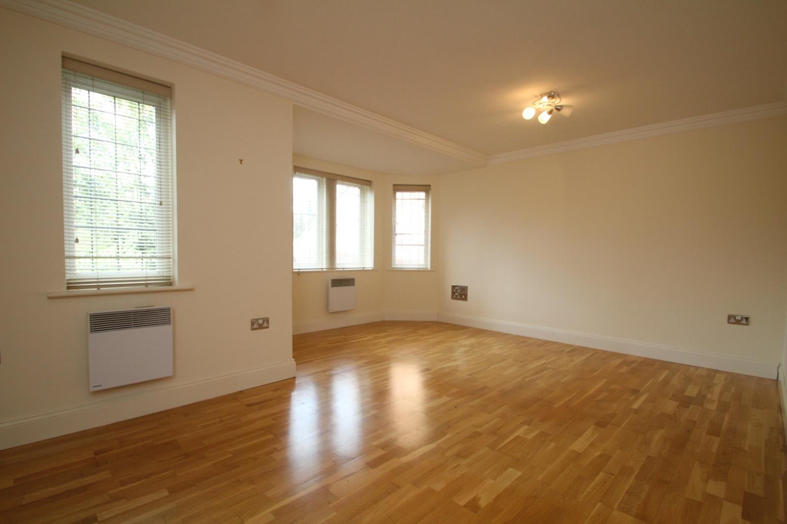 Flat Micklethwaite Grove in Leeds