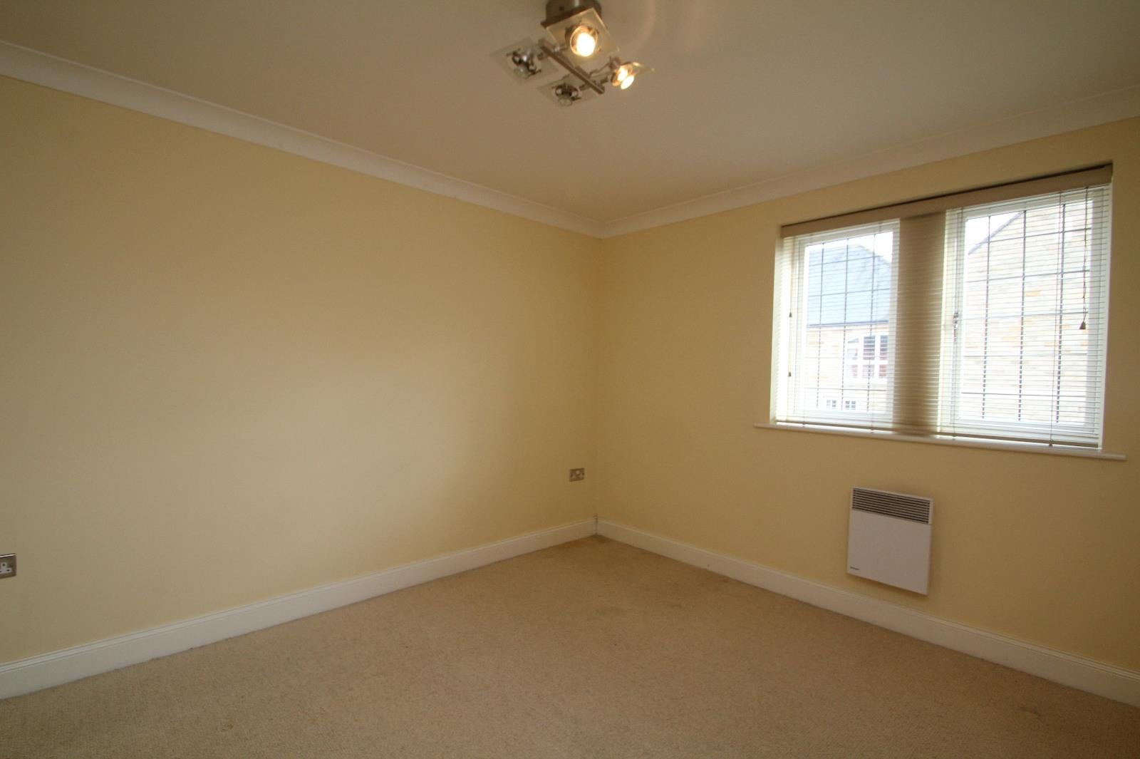 Flat Micklethwaite Grove in Leeds