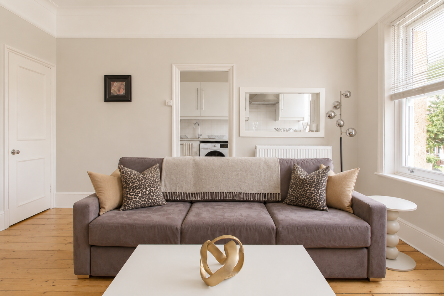 Flat Gleneldon Road in Greater London