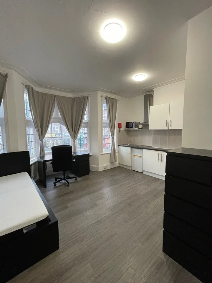 Flat Finchley Road in Greater London