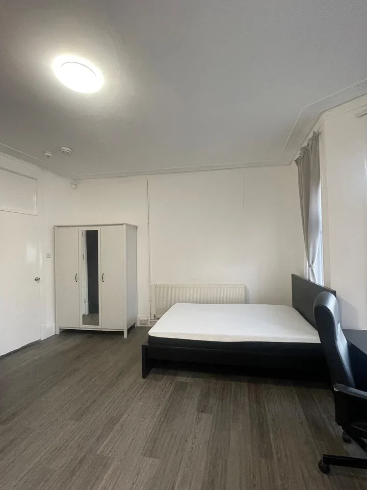 Flat Finchley Road in Greater London
