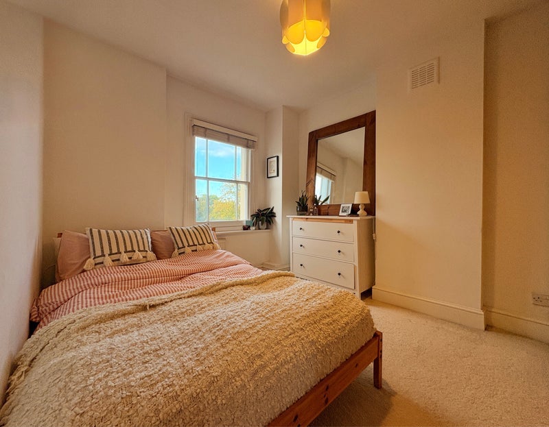 Room St John's Crescent in Greater London