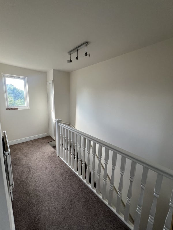 Flat Woodside Lane in Greater London