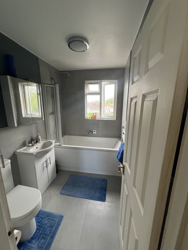 Flat Woodside Lane in Greater London