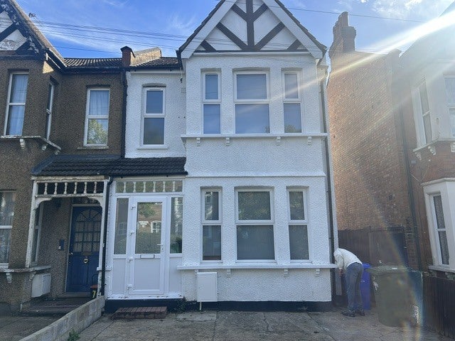 Flat Spencer Road in Greater London