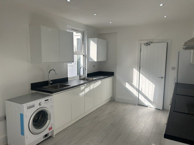 Flat Spencer Road in Greater London
