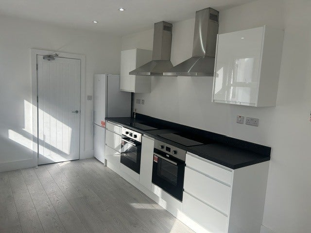 Flat Spencer Road in Greater London