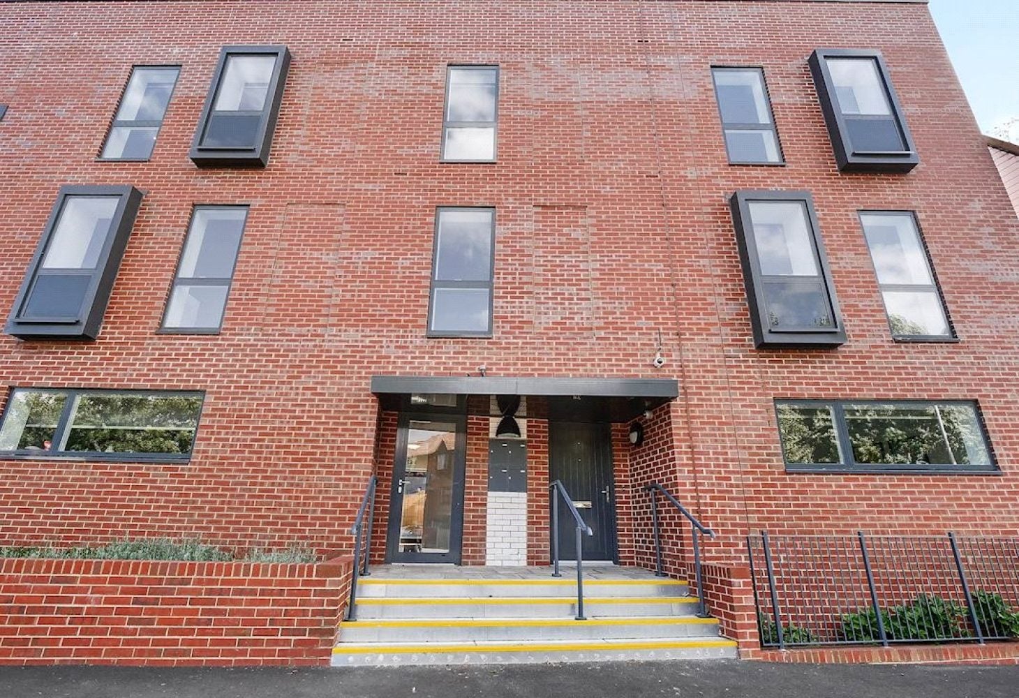 Flat Denning Avenue in Greater London