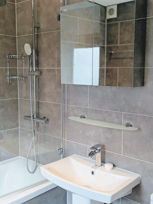 Room Hassett Road in Greater London