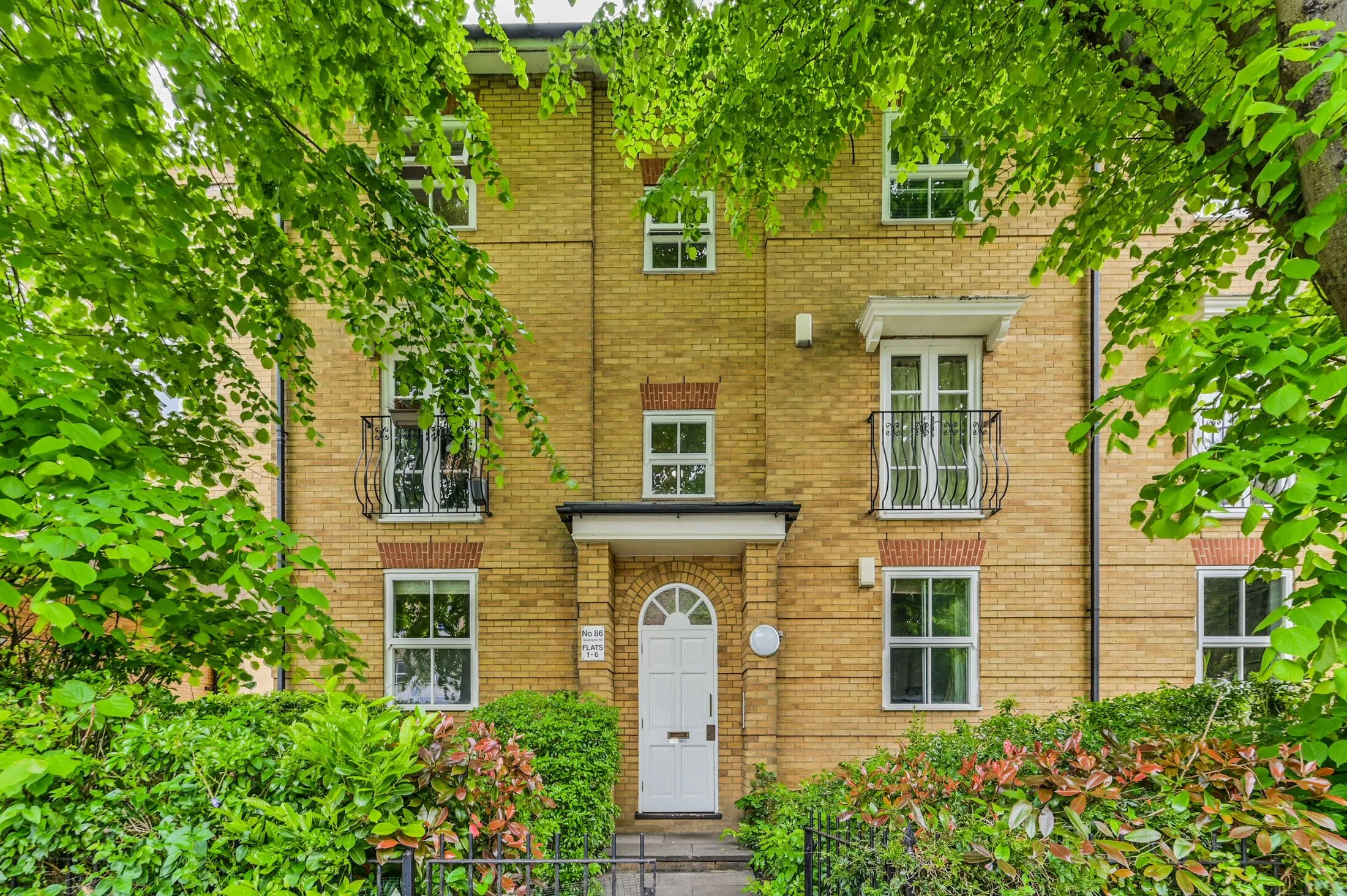 Flat Southgate Road in Greater London