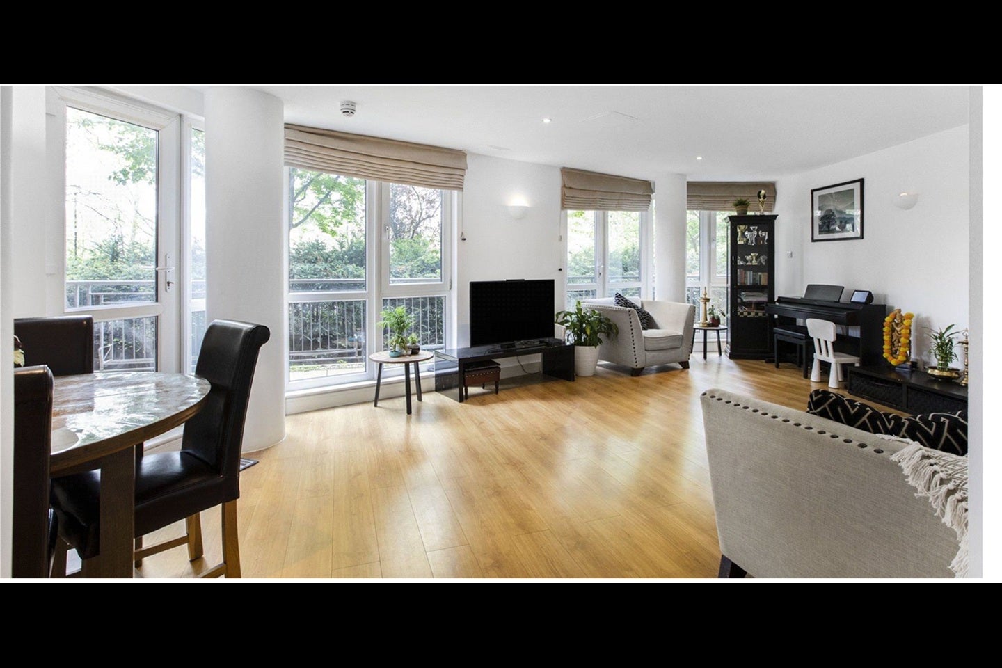 Flat Arnhem Place in Greater London