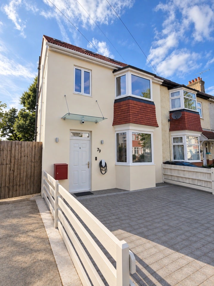 House Queen's Road in Greater London