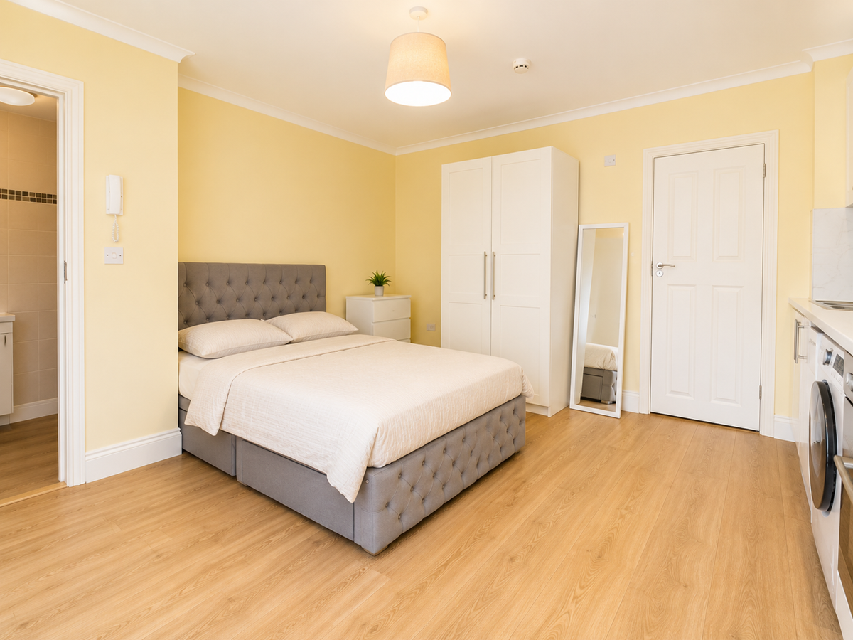 Room Bamborough Gardens in Greater London