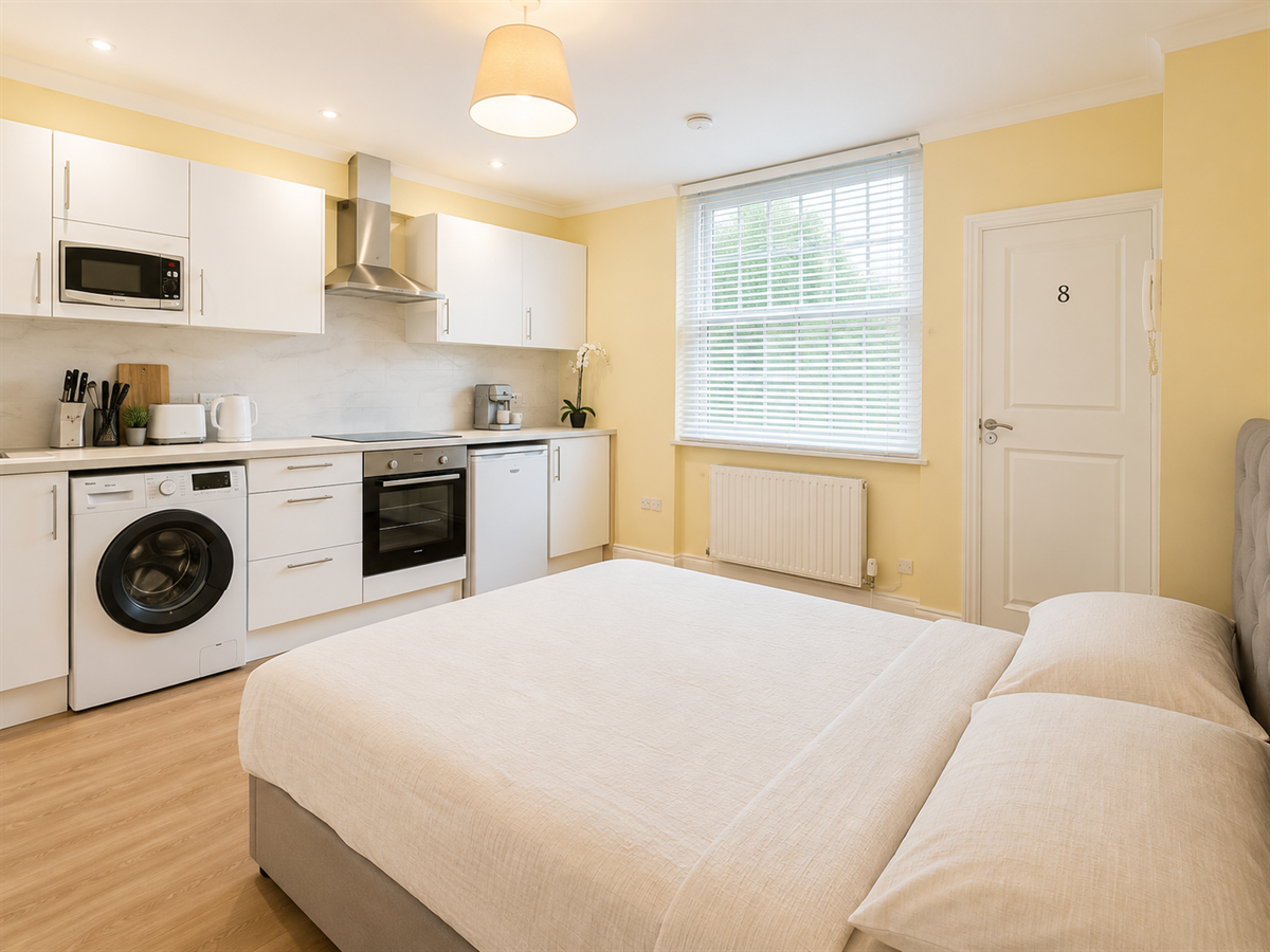 Room Bamborough Gardens in Greater London