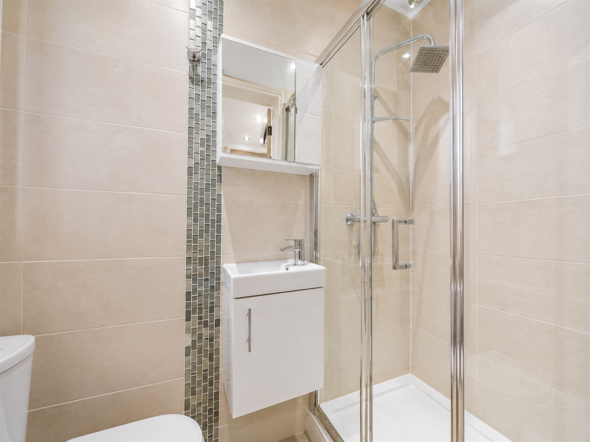 Room Bamborough Gardens in Greater London