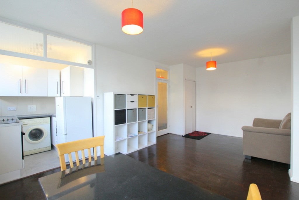 Flat Carlton Drive in Greater London