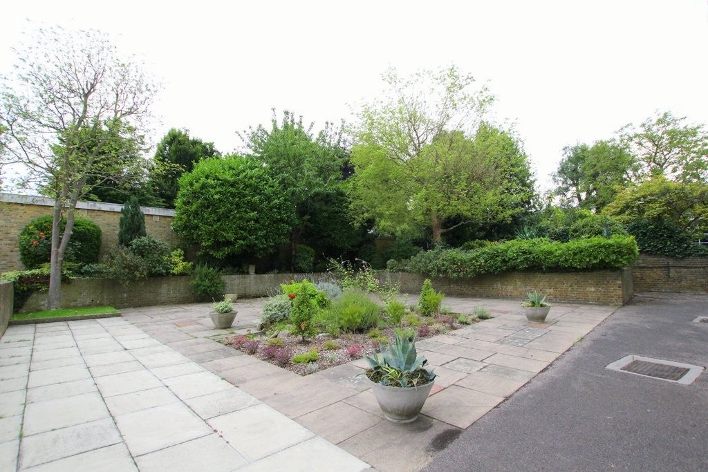 Flat Carlton Drive in Greater London