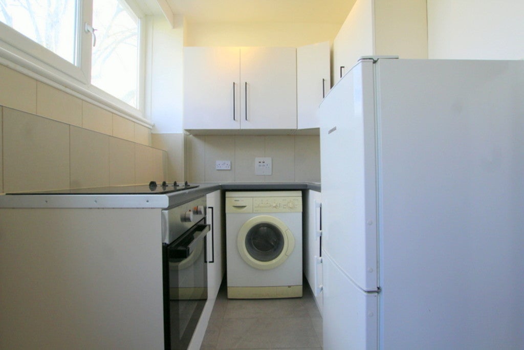 Flat Carlton Drive in Greater London
