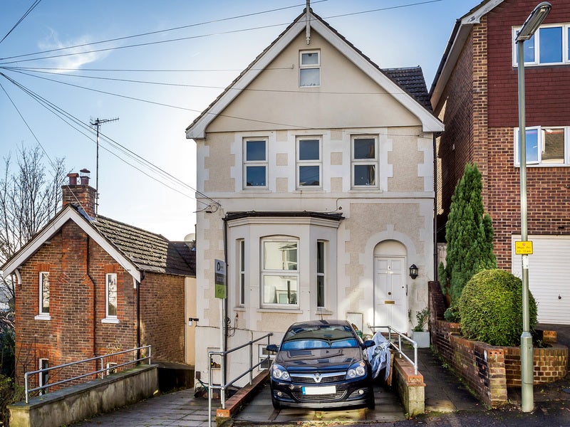 Flat Grovehill Road in Reigate and Banstead