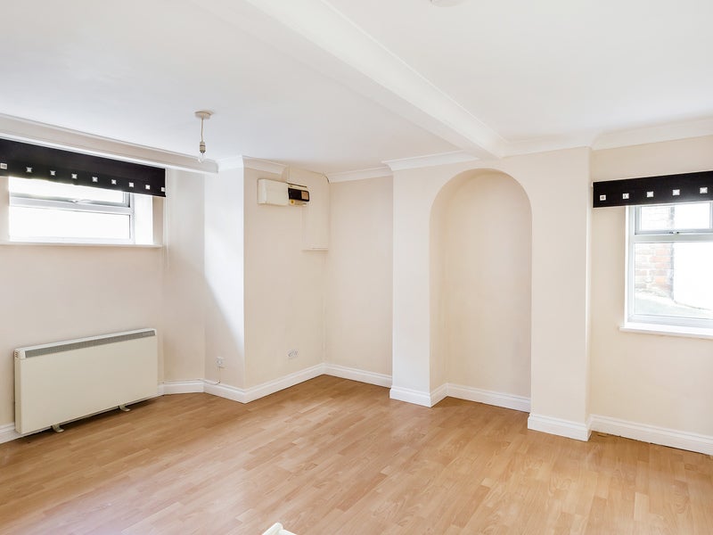 Flat Grovehill Road in Reigate and Banstead
