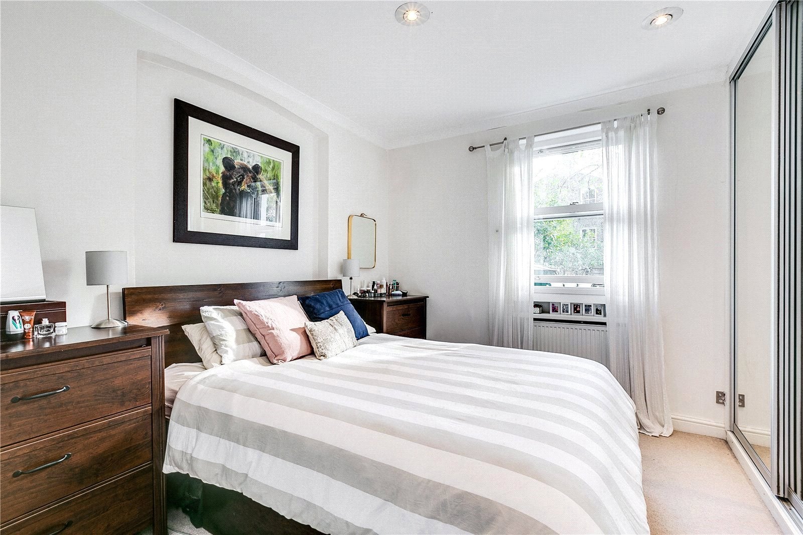Flat Dyne Road in Greater London