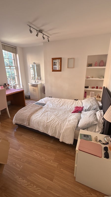 Room Boundary Street in Greater London