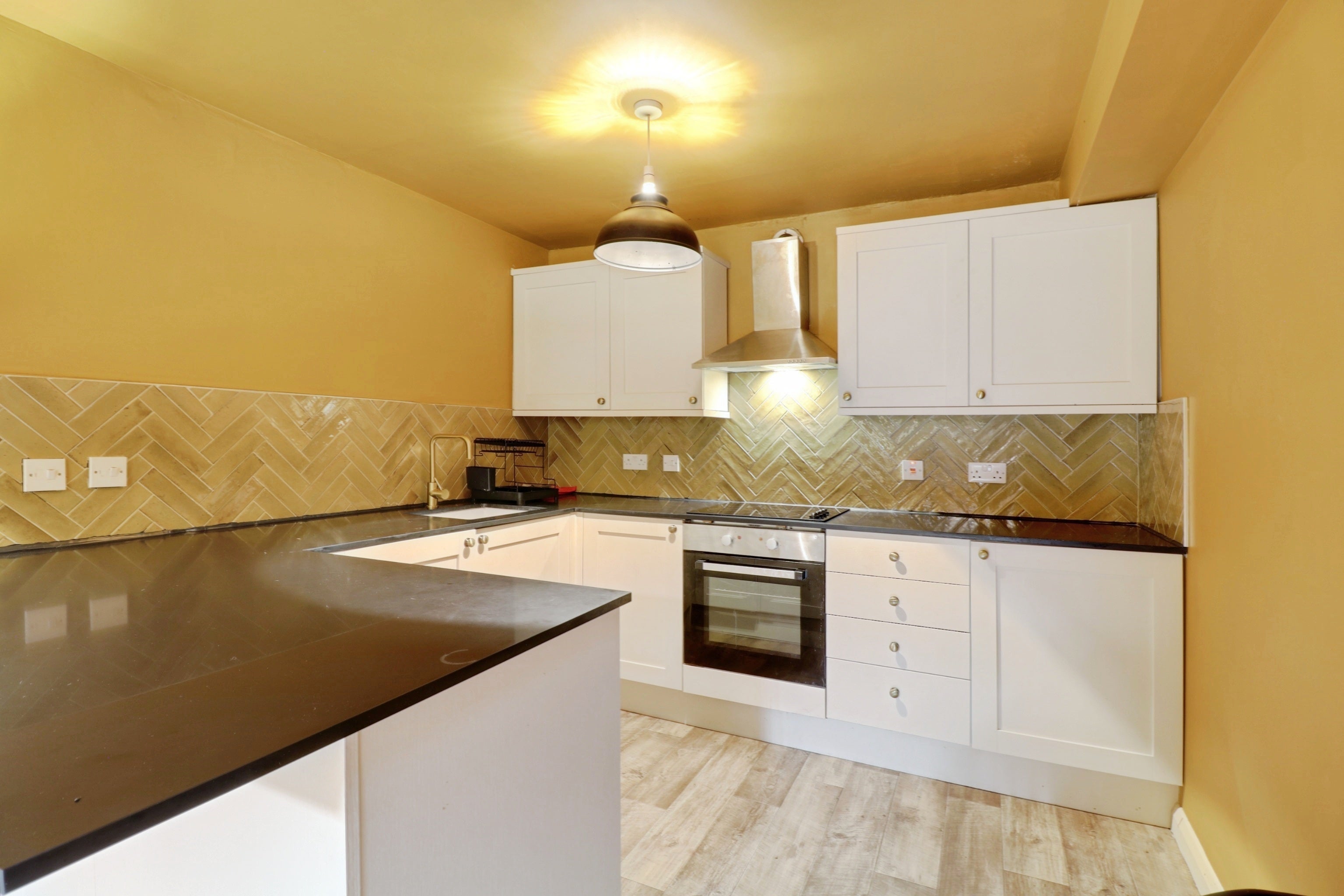 Flat Fowler Close in Southend-on-Sea