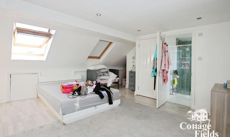 House Cedar Avenue in Greater London
