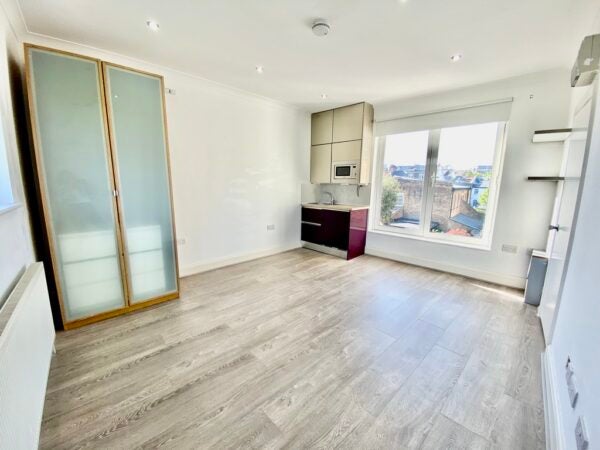 Flat Seymour Road in Greater London