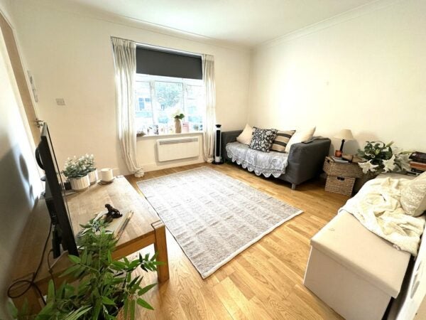 Flat Seymour Road in Greater London