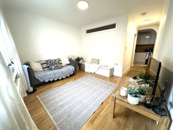 Flat Seymour Road in Greater London