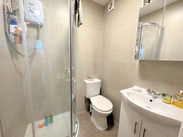 Flat Seymour Road in Greater London