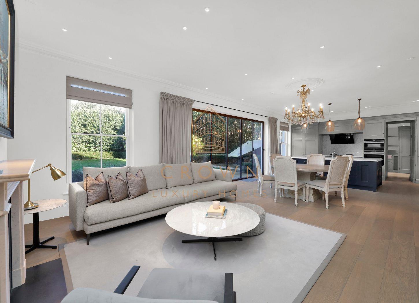 House Roedean Crescent in Greater London