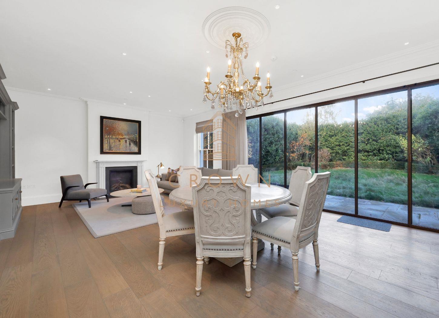 House Roedean Crescent in Greater London