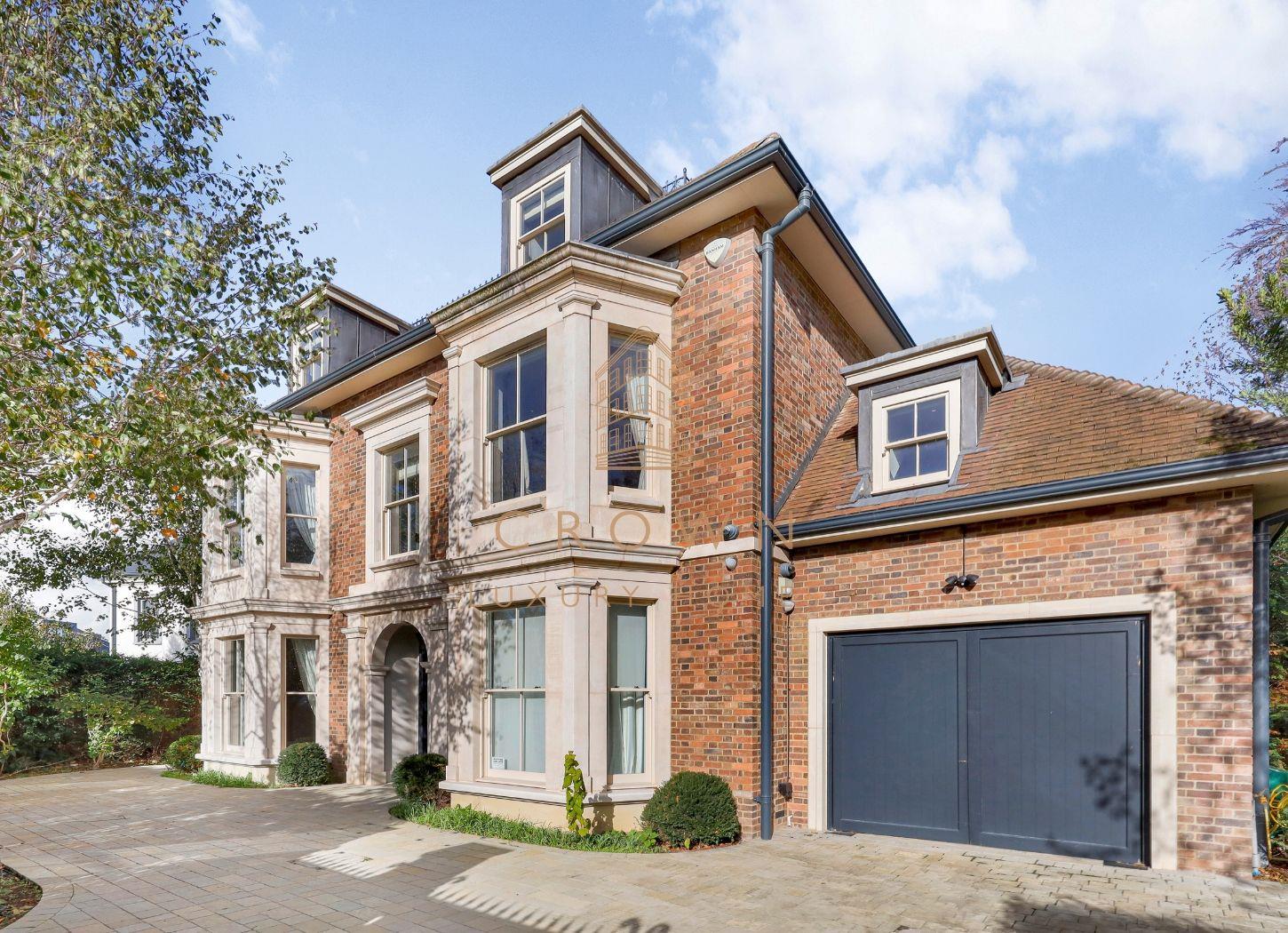House Roedean Crescent in Greater London