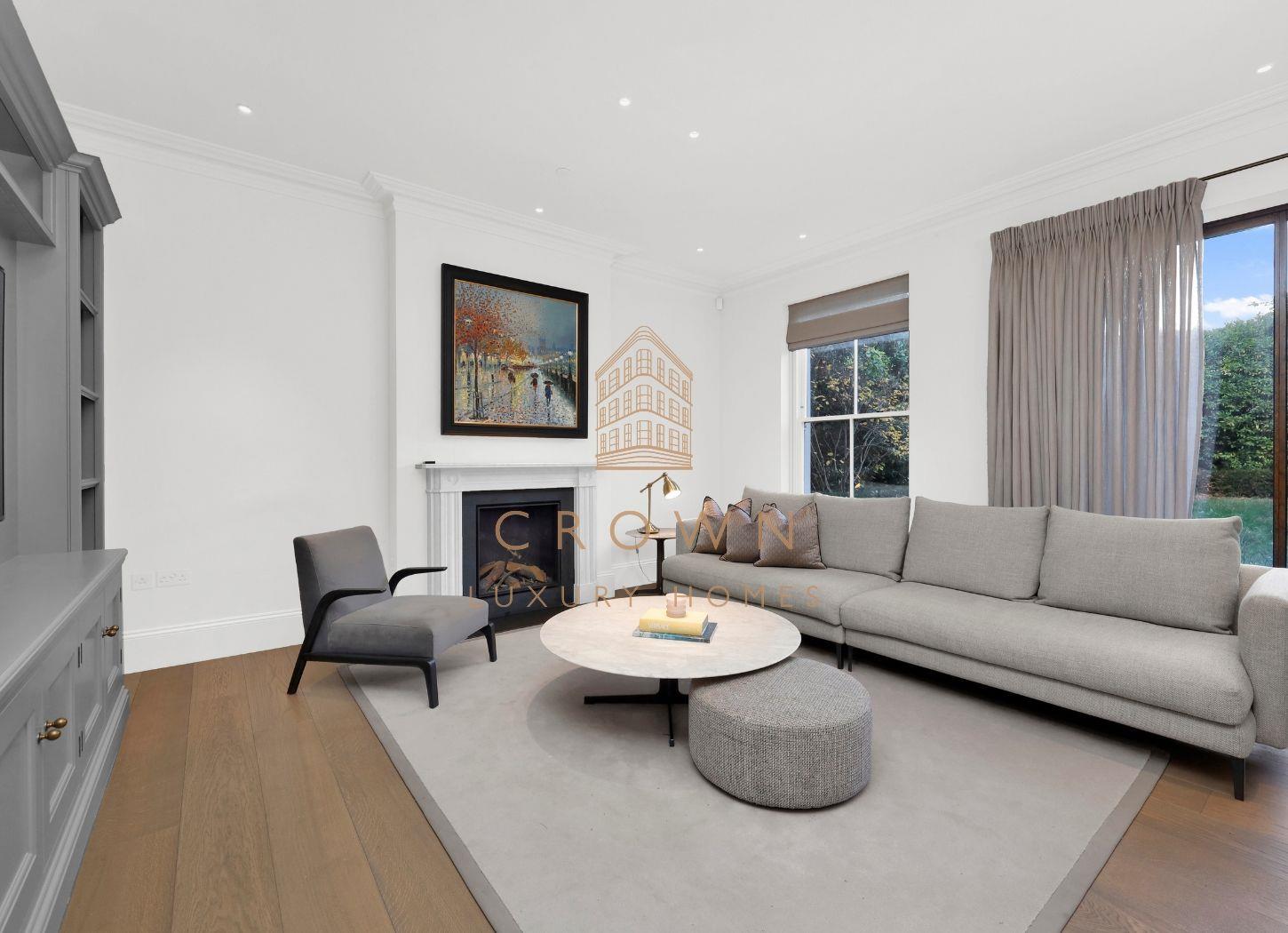House Roedean Crescent in Greater London