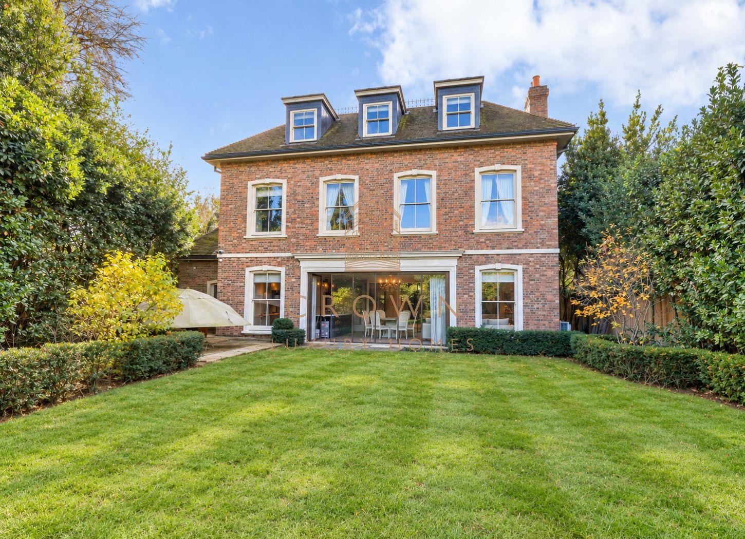 House Roedean Crescent in Greater London